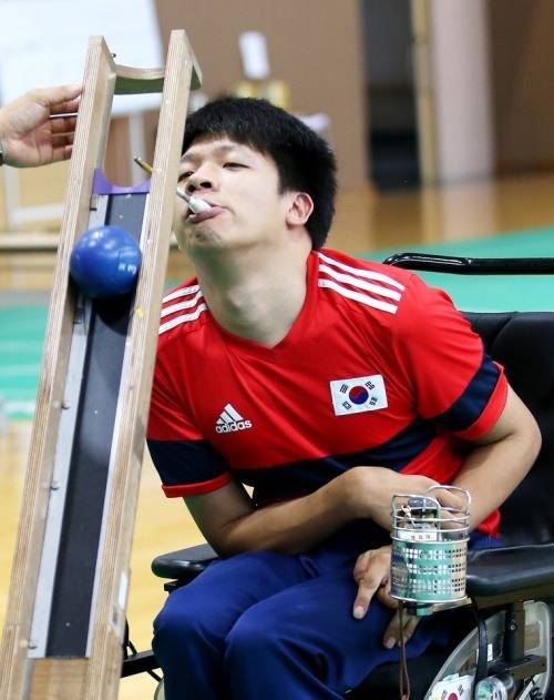 BC3 등급의 정호원 선수가 홈통을 이용하여 보치아 경기를 하고 있다. [사진=대한장애인체육회]