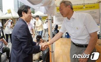 우상호 더불어민주당 원내대표가 1일 서울 광화문광장에서 단식 중인 이석태 세월호특별조사위원회 위원장과 악수하고 있다. 2016.8.1/뉴스1 © News1 황기선 기자