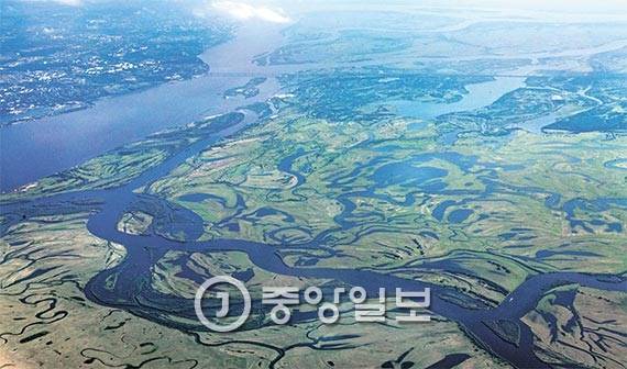 실핏줄 같은 강물들이 모여 하나의 커다란 물줄기를 이룬다. 몽골어로 ‘평화’라는 뜻을 가진 아무르강이다. 중국의 흑룡강, 러시아의 우수리강 등이 합쳐져 아무르강을 이룬다. 평화 오디세이 참가자들은 이 강에서 남·북·중·러가 협력해 평화의 합수를 이룰 수 있는 가능성을 보았다. 사진 왼쪽 위 부분이 러시아 하바롭스크 시내이며 그곳에서 오른쪽으로 가로지르는 다리는 시베리아 횡단 철도가 지나는 아무르강 다리다.