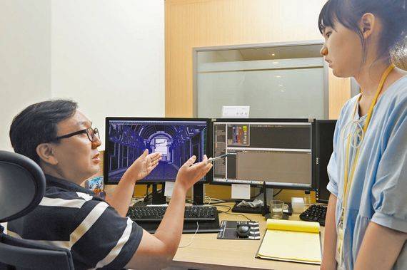 4 추찬희 모델링 팀장(왼쪽)이 황민주 학생기자에게 모델링의 원리를 설명하고 있다.