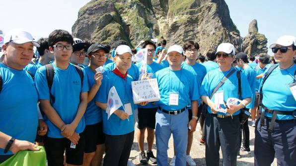 독도에서 개교 110주년을 맞은 학생과 교우회원, 교직원들이 위안부 할머니를 위한 모금 행사를 했다.