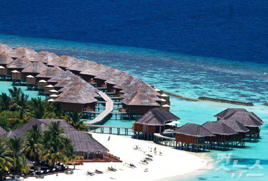 바다 위에 지어진 워터빌라 (사진=허니문리조트 제공)