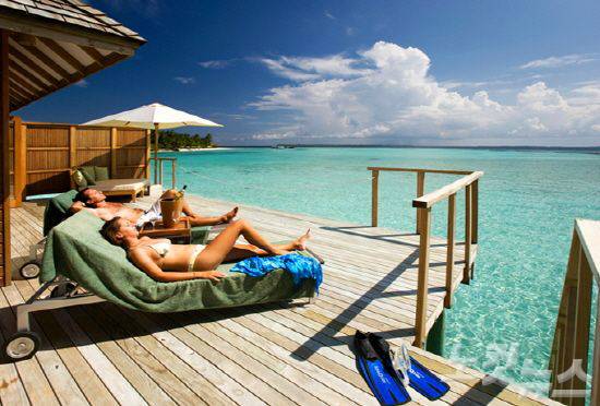 워터빌라에 마련된 선데크 (사진=허니문리조트 제공)