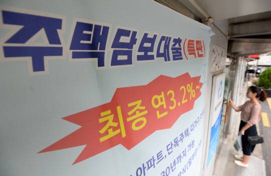 정부가 급증하는 가계부채 증가세를 억제하기 위해 신규 분양물량 조절에 나섰다. 25일 기획재정부와 국토교통부, 금융위원회 등 정부부처와 한국은행, 금융감독원 등 관계기관은 최근 아파트 집단대출을 중심으로 가계부채 증가세가 이어지고 있다고 보고 ‘가계부채 관리방안’을 발표했다. 사진은 25일 서울 시내 한 새마을금고 앞에 내걸린 대출 안내 현수막./권욱기자