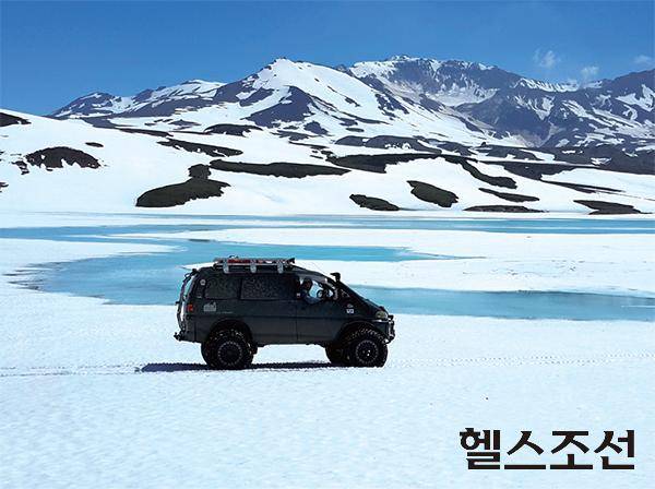 [헬스조선]빌류친스키 화산 주변의 작은 호수. 초여름 기온인데도 눈이 많다. 눈이 녹아 만들어진 에메랄드 빛 호수가 환상적이다.