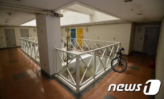 ‘호화 해외출장’ 의혹이 제기된 송희영 조선일보 전 주필의 가족회사 관련 의혹이 제기됐다.   송 전 주필의 가족회사로 운영된 경기도 성남시 분당구에 위치한 오피스텔의 모습. 2016.8.31/뉴스1 © News1 이재명 기자