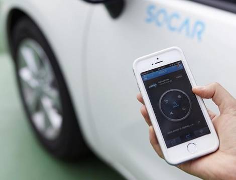 카셰어링 이용자가 스마트폰 앱을 작동하고 있다./쏘카 제공