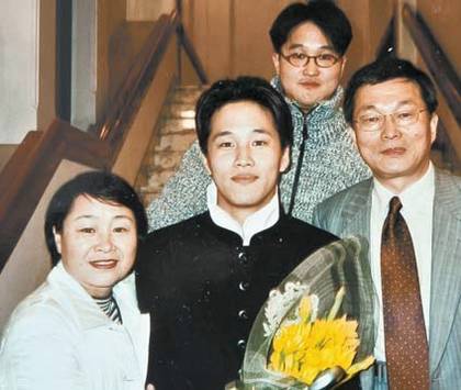 차태현이 1999년 방송국 연말시상식에서 신인상을 받은 뒤 찍은 가족사진. 형 지현·아버지 차재완·태현·어머니 최수민(맨 위부터 시계방향).