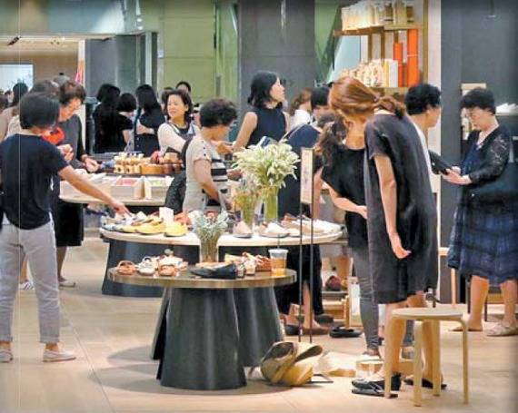 팝업스토어 형식으로 꾸며진 신세계백화점 강남점 5층 매장.