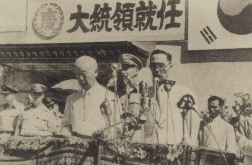 이승만 대통령(왼쪽)이 1948년 7월24일 서울 중앙청에서 취임식을 하고 있다. 경향신문 자료사진