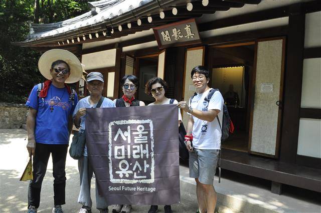 법정 스님이 입적한 길상사 진영각 앞에서 답사단이 서울미래유산 플래카드를 펼쳐 들고 기념사진을 찍고 있다. 길상사는 서울미래유산이다. 왼쪽부터 박광규 서울미래유산 해설사, 최돈선 시인, 한혜경 가톨릭대 교수, 이현주 국립중앙박물관 홍보전문관, 배현철 두루EDS 대표. 법정 스님이 입적한 길상사 진영각 앞에서 답사단이 서울미래유산 플래카드를 펼쳐 들고 기념사진을 찍고 있다. 길상사는 서울미래유산이다. 왼쪽부터 박광규 서울미래유산 해설사, 최돈선 시인, 한혜경 가톨릭대 교수, 이현주 국립중앙박물관 홍보전문관, 배현철 두루EDS 대표.