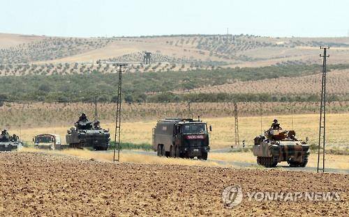 이달 27일 시리아에서 군사작전을 벌이고 터키로 복귀하는 터키군. [AP=연합뉴스]