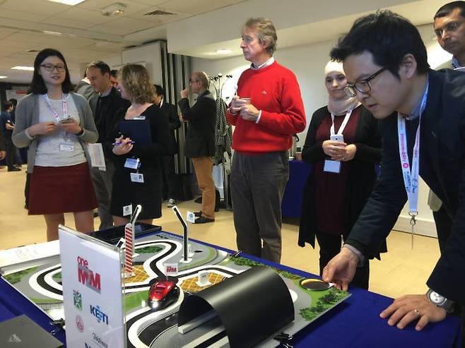 지난해 12월 2015년 유럽전기통신표준협회(ETSI) 본부에서 열린 `oneM2M` 행사에서 열린 IoT 연동 시연 모습. 윤재석 KETI 박사(오른쪽)가 세계 최초로 한국과 유럽 IoT 플랫폼 간 연동을 선보였다(제공: KETI).