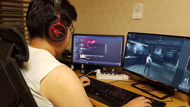 피시(PC)방 못지 않은 고성능 컴퓨터로 집 안에서 게임을 즐기는 배준하(29)씨. 배준하씨 제공