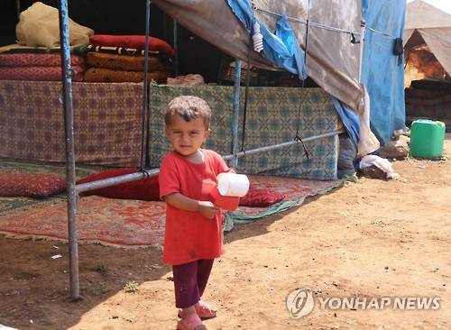 (하타이<터키>=연합뉴스) 하채림 특파원 = 지난해 터키 남부 하타이주 텐트촌에서 난민 꼬마가 햇빛에 눈을 찡그리며 서 있다.      tree@yna.co.kr