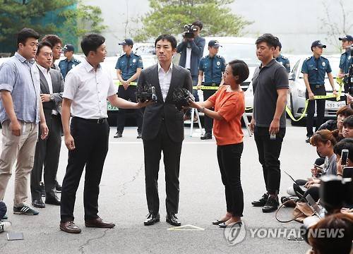 포토라인에 선 배우 엄태웅     (성남=연합뉴스) 홍기원 기자 = 올해 1월 성남의 한 오피스텔 내 마사지업소에서 A(35·여)씨를 성폭행한 혐의로 피소된 배우 엄태웅이 1일 오후 경기도 성남시 분당경찰서에 조사를 받기 위해 들어가며 취재진 질문에 답하고 있다.