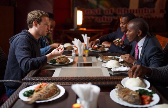 마크 저커버그는 자신의 페이스북에 케냐 정보통신부 조셉 무체루 장관과 점심식사하는 모습을 공개했다.(사진=마크 저커버그 페이스북)