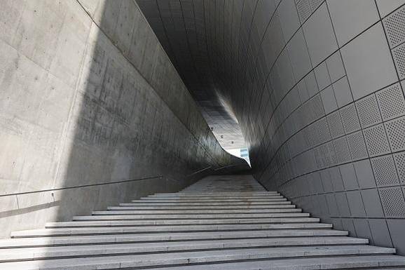 DDP 사진 촬영 명소로 알려진 계단. /우고운 기자