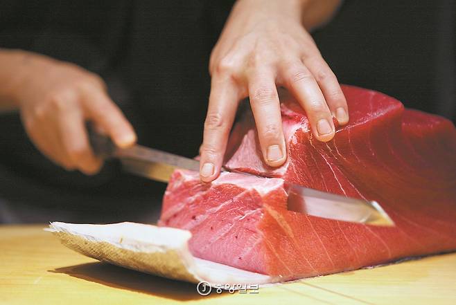 서슬 퍼런 칼이 1마리에 40만원짜리 참치의 살을 가르고 있다. 미쉐린 3스타 스시야 스시 교텐은 최고급 식재료만 엄선해 사용한다.