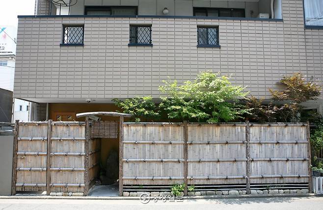 스시 교텐은 후쿠오카시 주택가 골목 안에 있다. 간판도 없다.