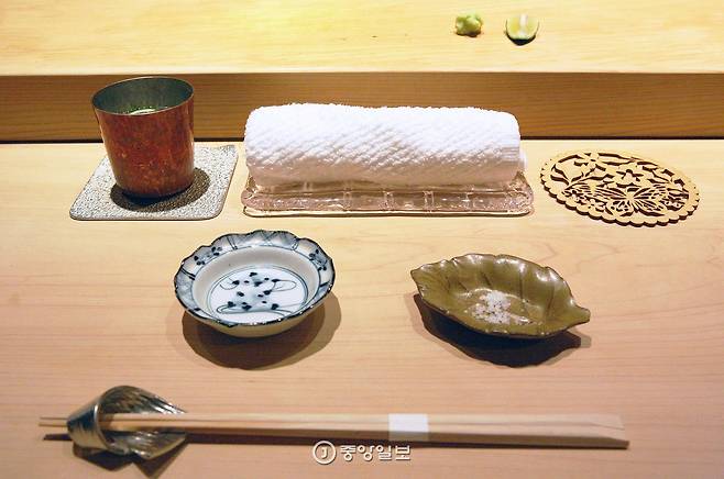 스시 교텐의 기본 차림. 왼쪽 컵 안에 든 물은 마시는 물이 아니다. 손을 닦는 물이다.