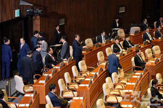 1일 오후 국회에서 열린 20대 국회 첫 정기국회 개회식에서 새누리당 의원들이 정세균 국회의장의 개회사에 항의하며 퇴장하고 있다. 이날 정 국회의장은 개회사를 통해 사드(THAAD·고고도미사일방어체계) 한반도 배치 문제와 우병우 민정수석 사태를 정면으로 비판했다. (사진=윤창원 기자)