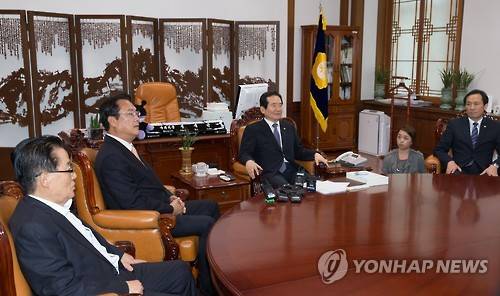 지난 9월 정세균 국회의장이 국회에서 여야 3당 원내대표를 면담하고 있는 모습. 왼쪽부터 국민의당 박지원 원내대표, 새누리당 정진석 원내대표, 정세균 국회의장, 더불어민주당 우상호 원내대표.  [연합뉴스 자료사진]