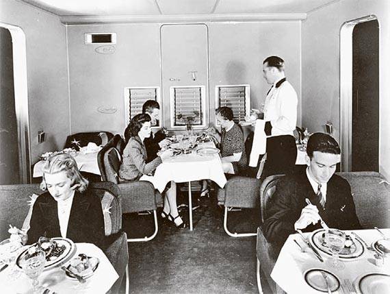 1930~40년대 ‘하늘을 나는 호텔’로 불린 수상여객기 보잉 314 기종에 마련된 식당칸의 저녁 식사 풍경. 수상여객기는 활주로 없이 바다 위에 착륙했다. [사진 각 항공사]