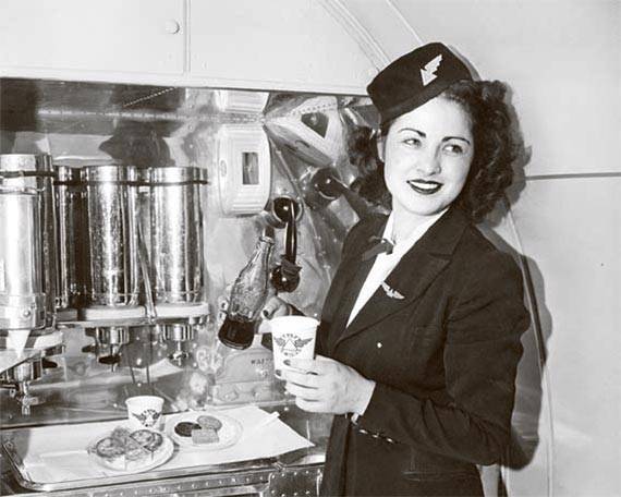 1930년대 델타항공 DC-3 기종에서 스튜어디스가 음료수를 종이컵에 따르고 있다. DC-3은 갤리가 처음 설치된 기종. [사진 각 항공사]