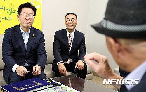 【광주=뉴시스】신대희 기자 = 이재명 성남시장(왼쪽)이 5일 오후 광주 서구 치평동 광주트라우마센터를 방문, 문건양 5.18유족회 부회장의 말을 경청하고 있다. 2016.09.05.     sdhdream@newsis.com