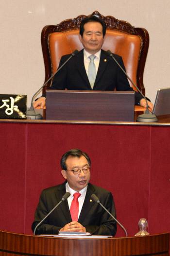 새누리당 이정현 대표가 5일 오전 국회 본회의에서 교섭단체 대표 연설을 하고 있다.｜권호욱 선임기자