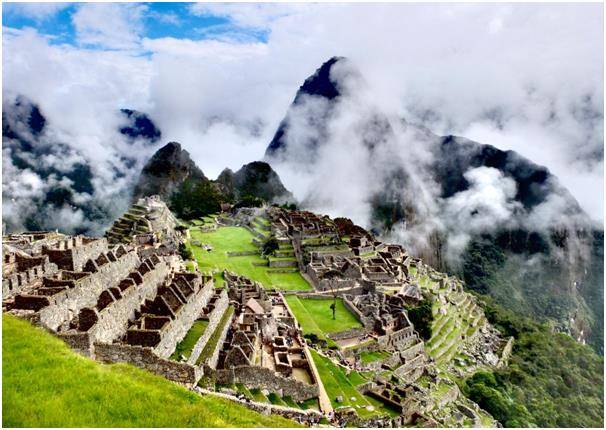 배낭여행자는 마추픽추에서 여러 심판대에 오른다. 돈을 쓸까, 몸을 쓸까.