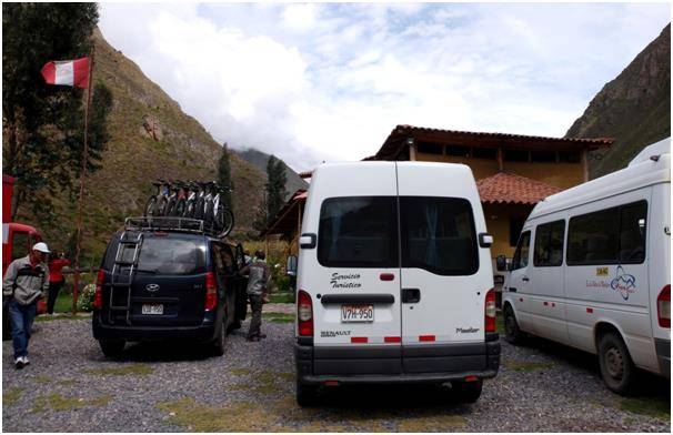 보기에만 양호한 이드로일렉트리카행 승합차. 승차 인원에 제한이 없다고 느껴질 정도로 사람을 가득 태운다.