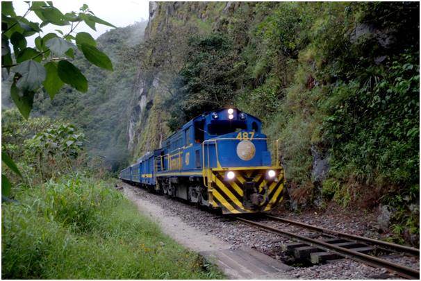 이드로일렉트리카에서 아구아스 칼리엔테스로 가는 철길. 내 다리가 곧 기차다. 이처럼 진짜 기차를 피해야 할 상황에 가끔 놓인다.