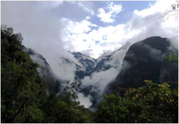 구름 코트를 입었다가 벗었다가. 숨을 조이는 계단 뒤로 대략 이런 풍경.