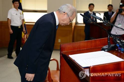 대국민 사과하는 양승태 대법원장 (서울=연합뉴스) 김도훈 기자 = 양승태 대법원장이 6일 오전 서울 서초구 대법원에서 열린 전국법원장회의에 참석해 '부장판사 뇌물수수 구속'과 관련해 대국민 사과를 하고 있다. 대법원장이 법관 비리와 관련해 대국민 사과를 발표하는 것은 이번이 세 번째이며 10년 만의 일이다.