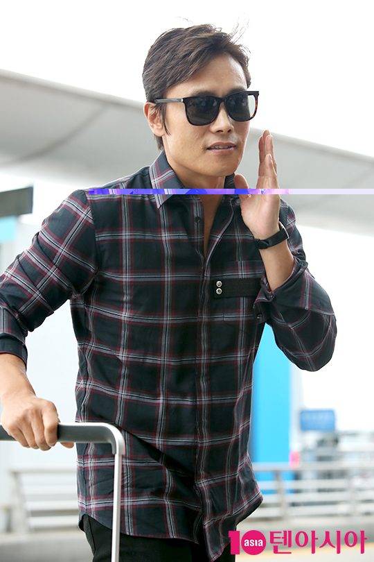 배우 이병헌이 출국장으로 향하고 있다.