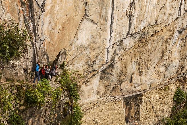 외적의 침입에 대비해 만들어진 도주로와 낭떠러지에 세워져 있는 잉카 다리. 노동효 제공