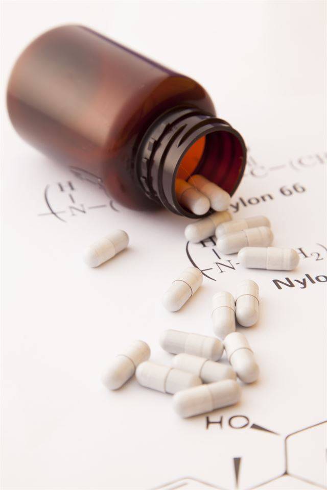 현대 의학에 대한 불신 때문에 요즘 부모들은 아이에게 약을 먹일 때마다 '이걸 먹여도 될까' 고민하게 된다. 소아청소년과 전문의 강병철씨는 현대의학에 불만이 있더라도 자연요법으로 돌아갈 필요는 없다고 말한다.  게티이미지뱅크