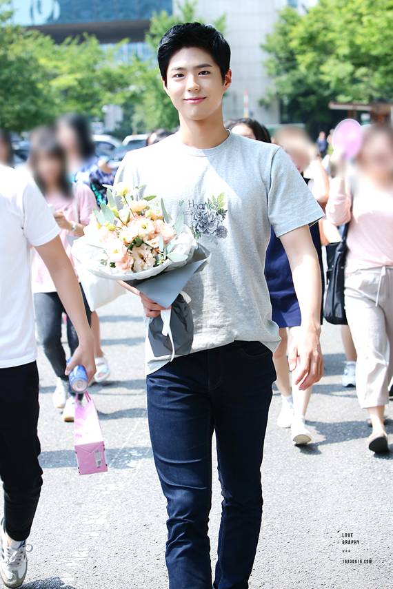 지난해 8월 14일 `세계 위안부 피해자 기림일`에 맞춰 위안부 피해자 후원 티셔츠를 입고 있는 박보검의 모습. [마리몬드 제공]