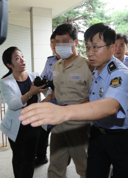 정부의 인가를 받지 않고 투자매매회사를 설립해 불법으로 주식을 매매하고 원금보장을 해준다며 투자자들을 끌어모은 혐의를 받는 ‘청담동 주식부자’ 이희진씨가 7일 오후 서울남부지법에서 영장실질심사를 받은 후 법원 건물을 나서며 기자의 질문을 받고 있다.