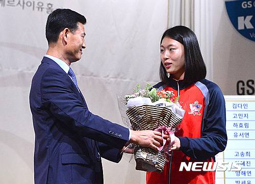 【서울=뉴시스】김선웅 기자 = 7일 오후 서울 강남구 호텔리베라에서 열린 2016-2017 KOVO 여자 신인선수 드래프트에서 1라운드 2순위로 지명된 선명여고 지민경이 인삼공사 서남원 감독에게 꽃다발을 받고 있다. 2016.09.07.   mangusta@newsis.com