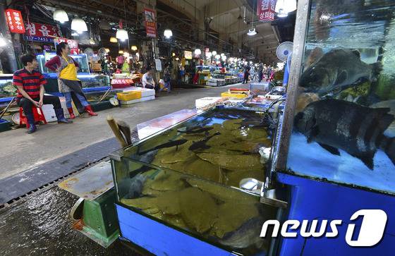 서울 동작구 노량진수산시장이 한산한 모습을 보이고 있다(자료사진). © News1