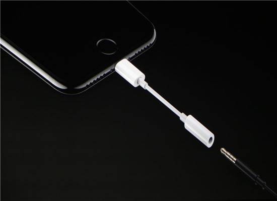 아이폰7에 탑재된 라이트닝 커넥터