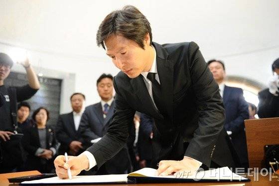 더불어민주당 부산지역 연제구 김해영 당선인이 14일 오전 부산 중구 제20대 국회의원 선거 충혼탑 영현실 참배 후 방문록에 글을 남기고 있다. 2016.4.14/뉴스1