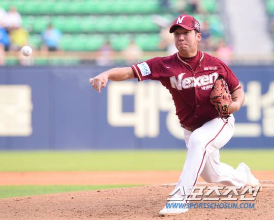 14일 서울 잠실야구장에서 KBO리그 두산 베어스와 넥센 히어로즈의 경기가 열렸다. 두산 니퍼트와 넥센 신재영이 선발 맞대결을 펼쳤다. 힘차게 투구하고 있는 신재영. 잠실=송정헌 기자 songs@sportschosun.com/2016.08.14