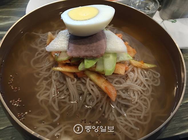 북한사람 냉면. 윤종철 요리사와 나의 비밀용어다. 양을 곱빼기로 달라는 말이다. 북한에서는 남쪽보다 냉면 한 그릇 양이 아주 많다고 한다.