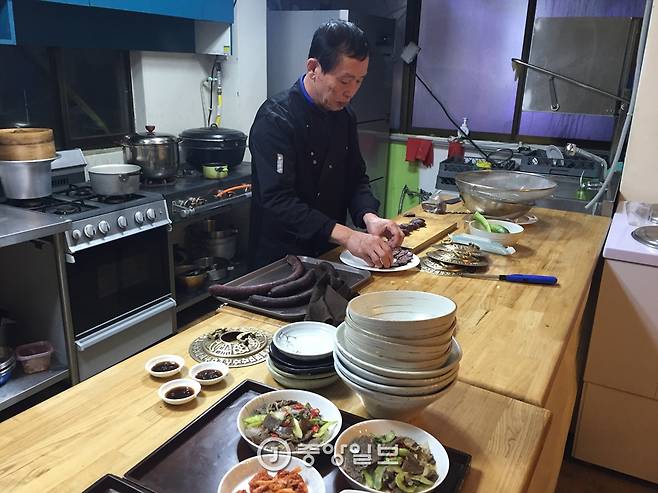 요리교실에서 북한음식을 가르치던 ‘강사’ 시절의 윤종철 요리사.