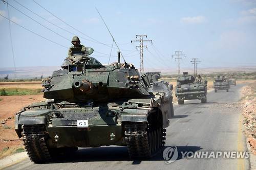 이달 4일 터키군 탱크가 시리아 북부의 한 마을을 지나고 있다. [AFP=연합뉴스]