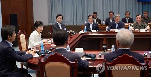 <北 핵실험> 박 대통령, 조기 귀국..안보상황점검회의 소집      (서울=연합뉴스) 백승렬 기자 = 박근혜 대통령이 9일 밤 조기 귀국해 청와대에서 열린 안보상황 점검회의를 주재하고 있다.     박근혜 대통령은 지난 2일부터 시작된 러시아, 중국, 라오스 순방을 마치고 9일 오후 서울공항을 통해 귀국했다. 박 대통령은 애초 이날 밤 11시께 귀국할 예정이었으나 북한의 5차 핵실험 감행으로 일정을 3시간30분가량 앞당겨 저녁 7시30분께 도착했다.  ［청와대 제공=연합뉴스］